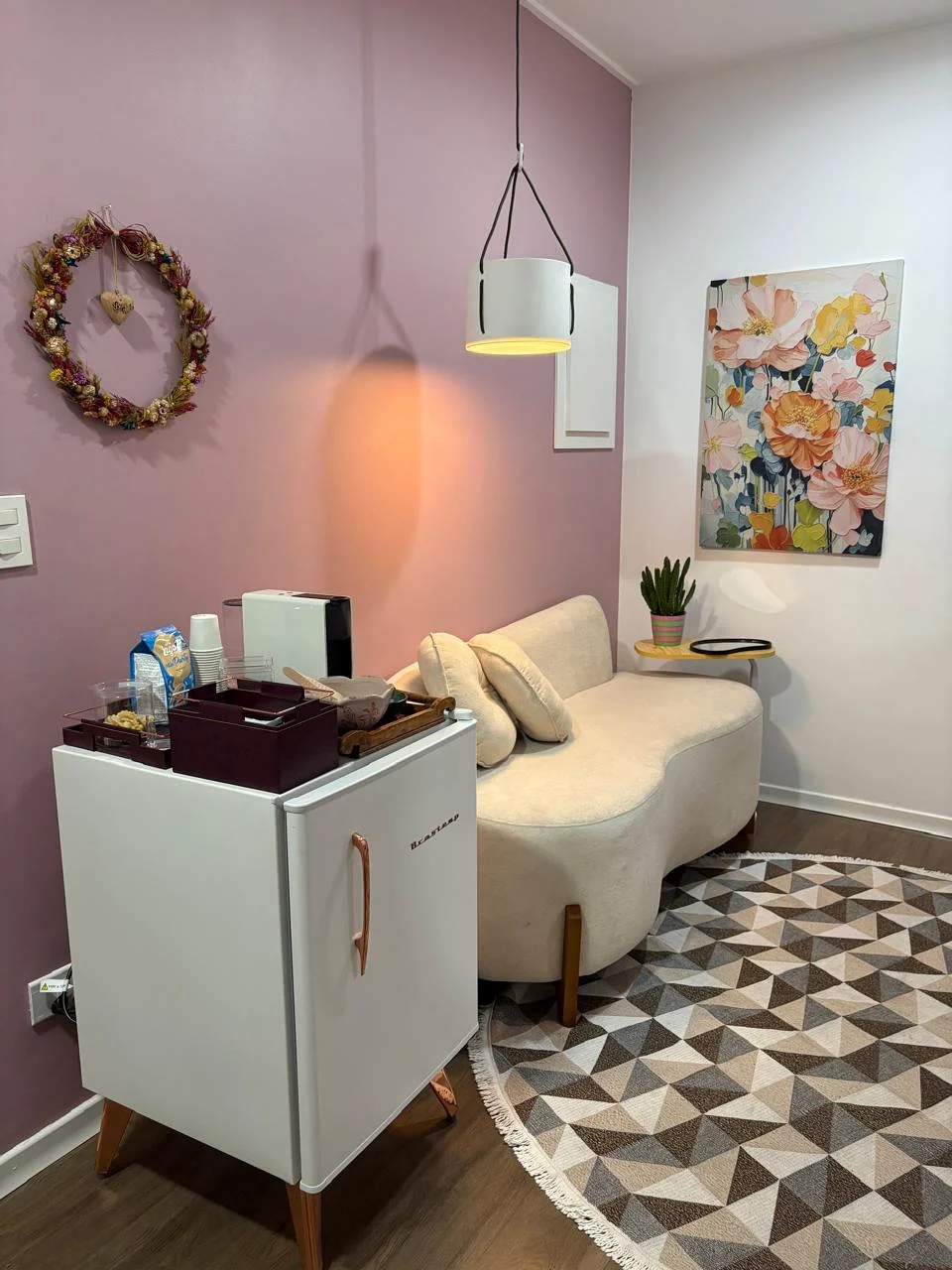 Espaço de espera — consultório de Alessandra Amaral em São Paulo
